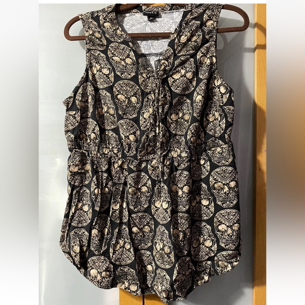 Torrid Sz 00 Skull Blouse Sleeveless EUC